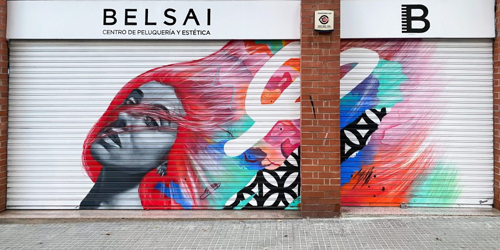 La fachada de Peluquería Belsai pintada a mano por Dase.